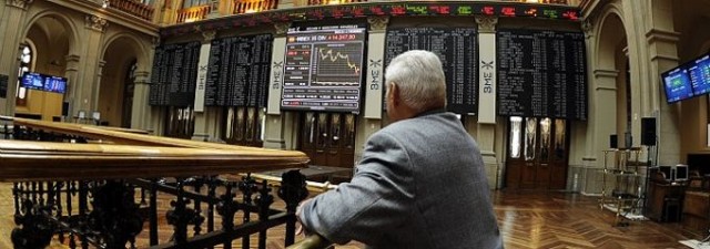 La banca española cotizada pierde casi 30.000 millones desde el 'veto bajista' de hace un año