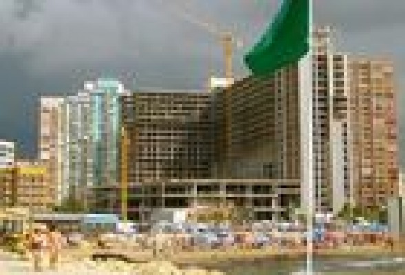 El Atrium Beach, uno de los iconos del urbanismo salvaje, multado con 3,8 millones por exceso de edificabilidad