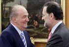 Rajoy explica al Rey la intención del Gobierno de prorrogar la ayuda de 400 euros 