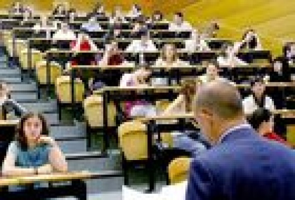 Educación abre mañana el plazo de solicitud de becas para el próximo curso 