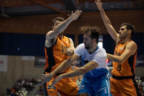Un triple de Van Rossom sobre la bocina da una victoria agónica ante Obradoiro (78-81)