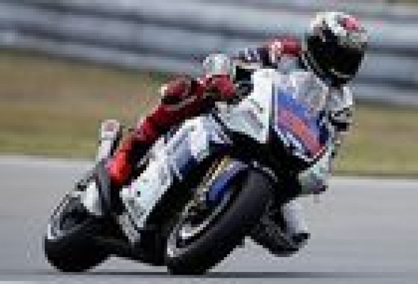 Pedrosa le gana la batalla a Lorenzo en una guerra preciosa