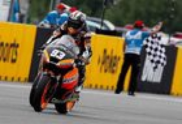Márquez se lleva la victoria en el último giro 