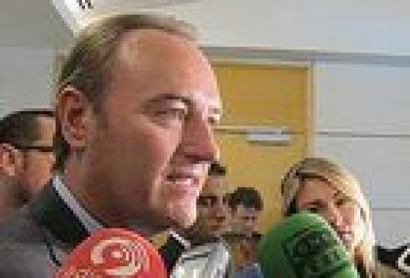 Fabra aleja la remodelación del Gobierno y opta por apurar el desgaste de los consellers