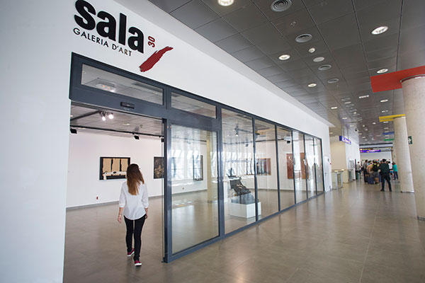  'Inquietant/e figura humana': así es la nueva exposición del aeropuerto de Castellón