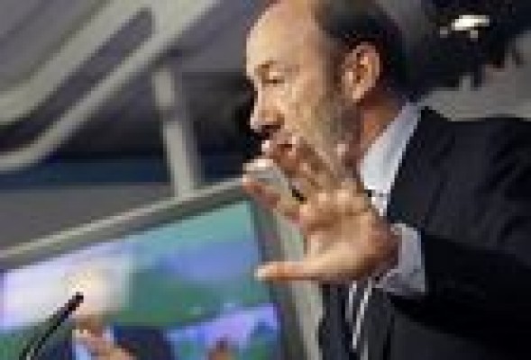 Rubalcaba acusa a Rajoy de querer enviar a las autonomías a los 