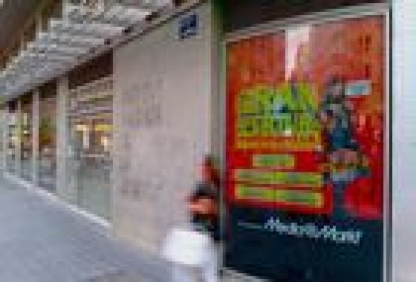 Las inmobiliarias inician el alquiler de los bajos comerciales vacíos como soporte publicitario