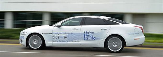 Jaguar presenta el XJ_e, un híbrido enchufable de 334 caballos