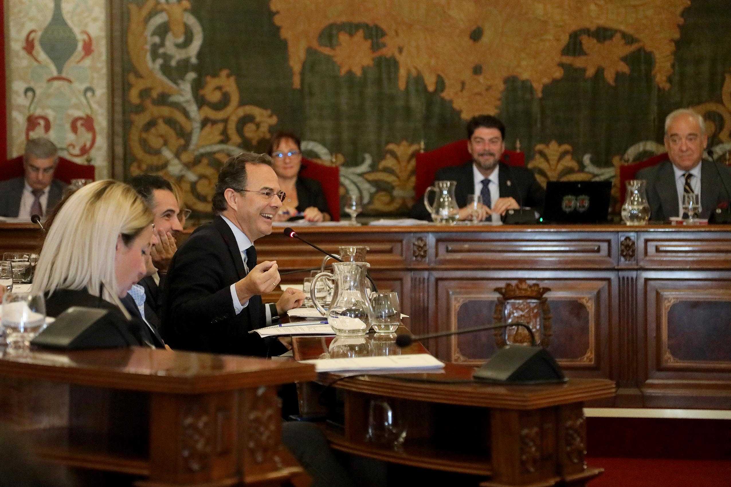 El edil de Hacienda, Carlos Castillo, interviene en el pleno ante la mirada del alcalde, Luis Barcala. - 