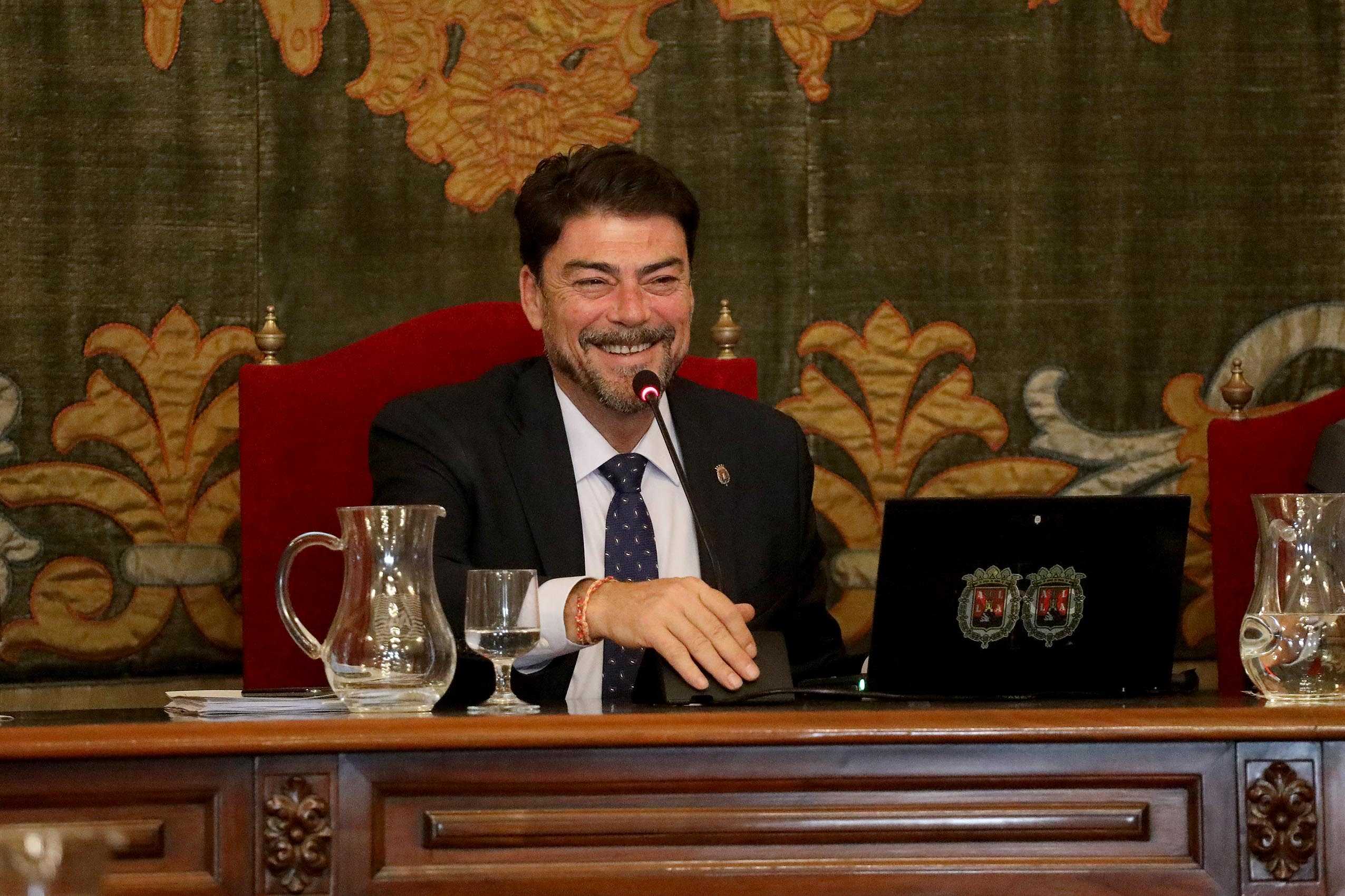 El alcalde de Alicante, Luis Barcala, en el pleno. - 