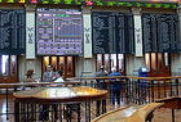 El Ibex cede un 0,3% al cierre, con la prima en los 418 puntos