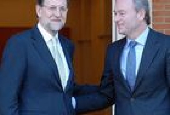 Rajoy se queda la conferencia de presidentes en Madrid