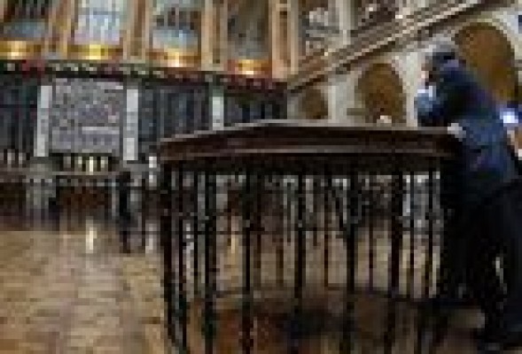 Bolsa y deuda 'pasan' de la subasta