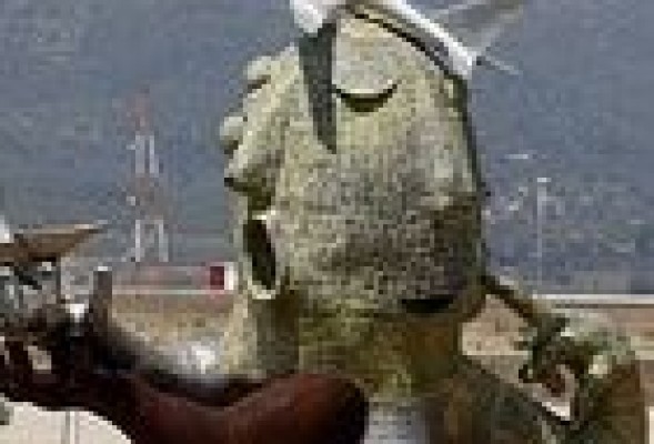 La estatua de Carlos Fabra se oxida en el aeropuerto