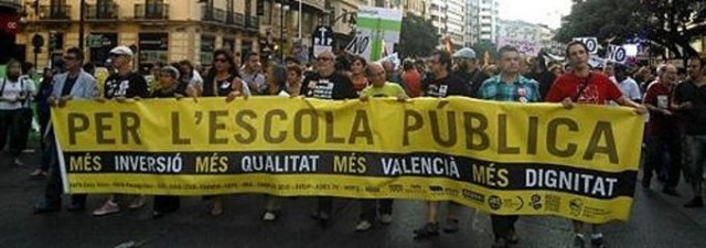 Miles de personas se manifiestan en el centro de Valencia en defensa de la educación pública