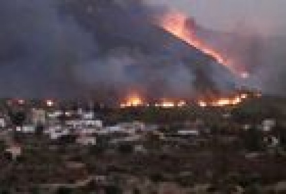 El incendio obliga al desalojo de los municipios de Chulilla y Gestalgar
