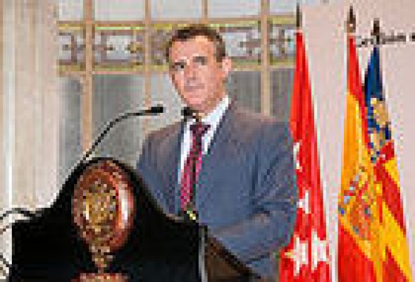 Uralita se dispara en bolsa, la CNMV pide explicaciones y los Serratosa ganan 187 millones