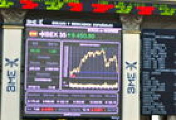 El Ibex se dispara un 1,4% a media sesión, con la prima en los 428 puntos