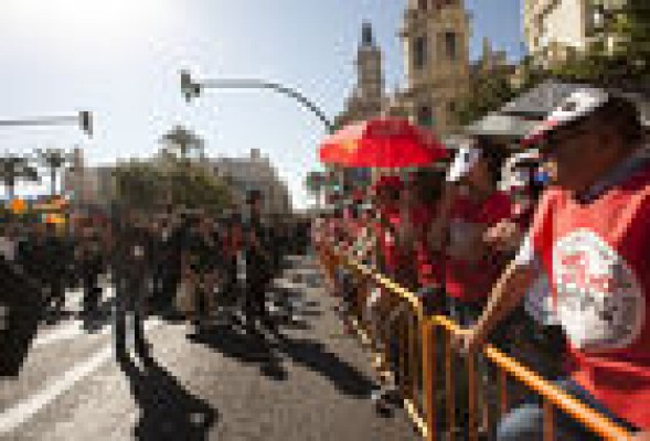 Miles de personas asisten al paso de la Real Senyera entre protestas por los EREs y los recortes en educación