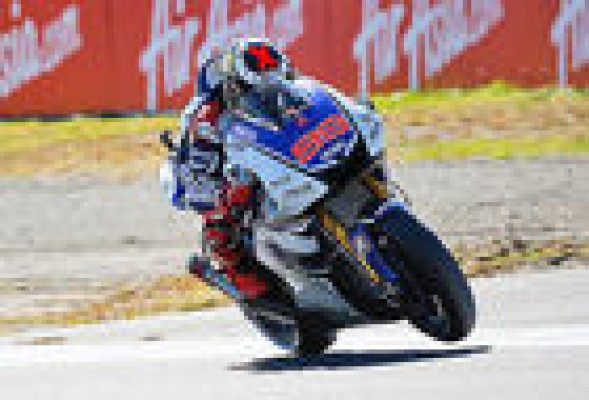 Lorenzo bate el récord del circuito y logra la 'pole'