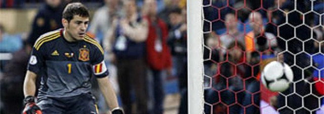 Francia empata en el descuento y complica el grupo