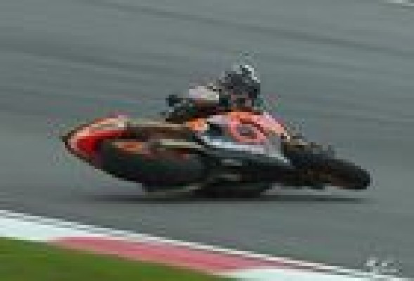 Márquez lo tiene en su mano pese a caerse en Malasia 