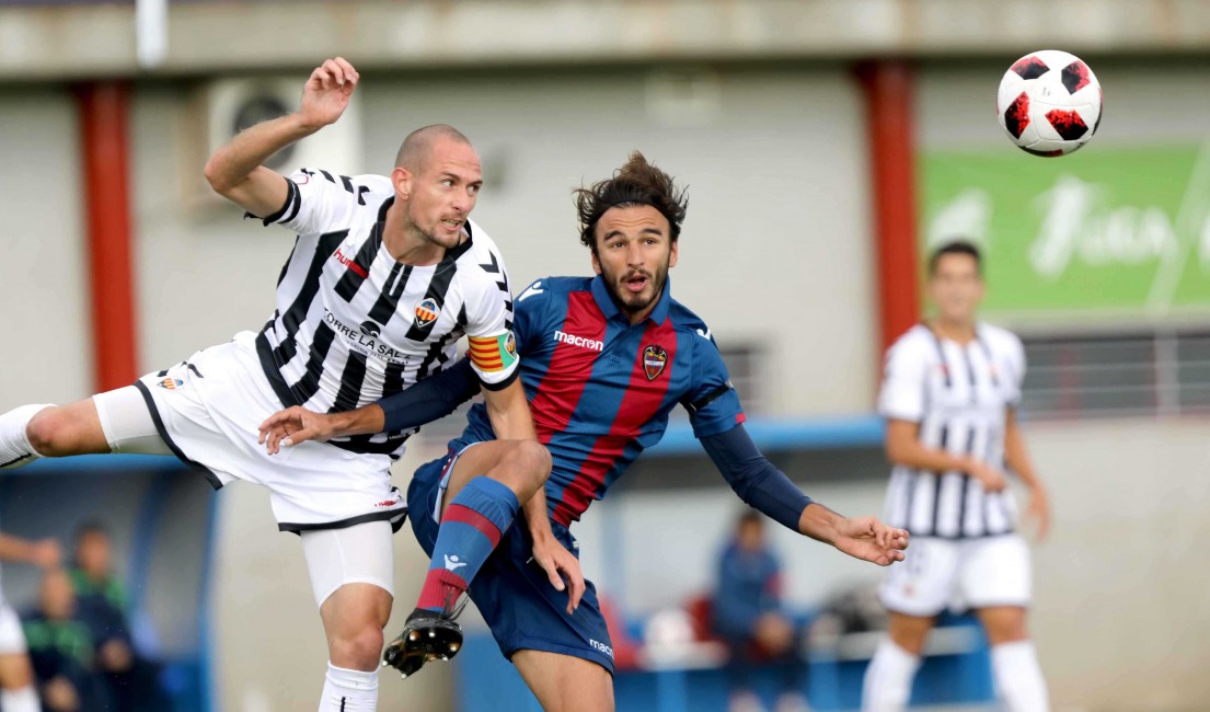 El futbolista del Castellón Marc Castells disputa un balón con
un jugador del Atlético Levante. - 