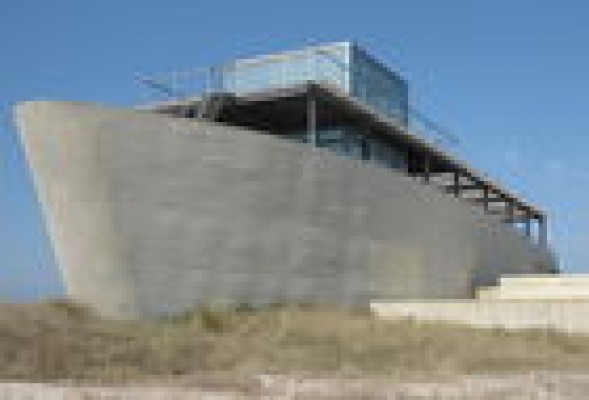 El 'otro' barco varado en la playa de Pinedo