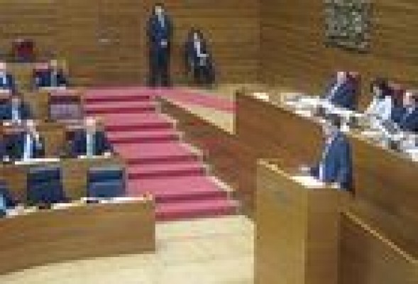 Compromís considera que Fabra debería plantearse dimitir y EU le acusa de incumplir sus anuncios