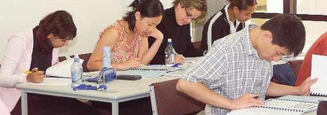 Las sillas vacías de la Escuela de Idiomas