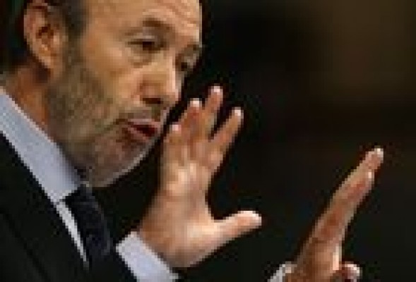 Rubalcaba pide a Rajoy que haga valer el sacrificio español para lograr ayuda