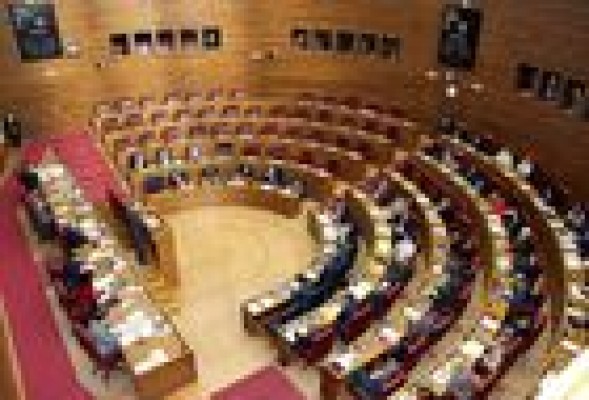 La oposición plantea no acudir al pleno de las Corts y el PP argumenta que el calendario estaba fijado
