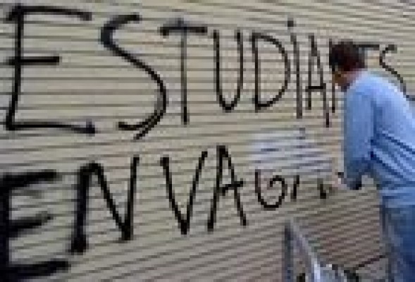 La asociación universitaria próxima al PP se estrena limpiando las pintadas de la huelga