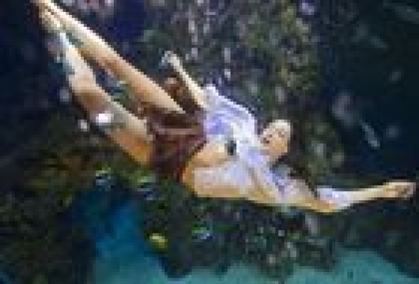 Underwater Fashion Pictures rueda el calendario solidario 'Ahora más que nunca' en el Oceanografic