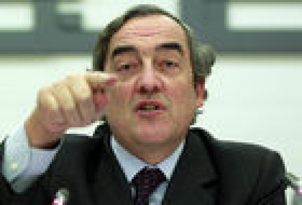 <em>Las empresas pugnan por vertebrar los sectores  al margen de la CEOE</em>