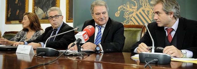 Rus saca pecho y amenaza con cobrar a la Generalitat por los bomberos forestales