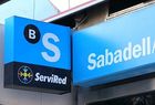 Viajeros al tren bursátil del Banco Sabadell