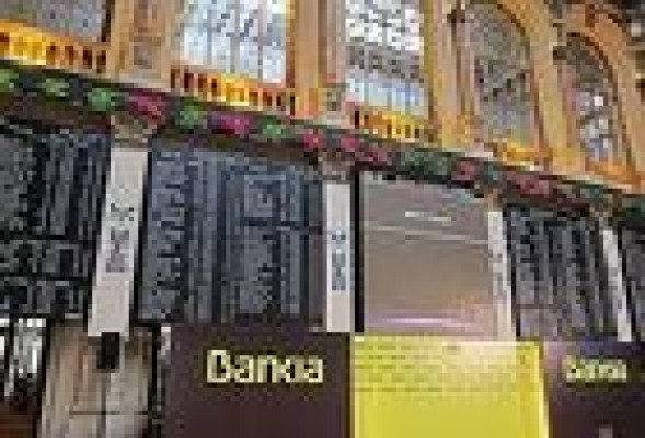 Bankia vuelve a cotizar en bolsa subiendo, mientras Banco de Valencia sigue suspendida