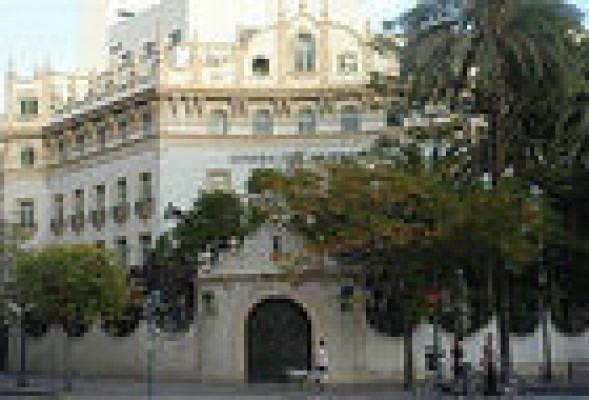 Los inversores ponen bajo vigilancia las mejores piezas inmobiliarias de los bancos y Generalitat