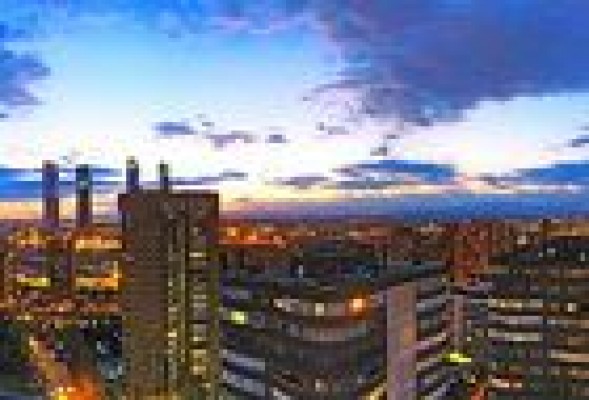 <strong>  ESTE FIN DE SEMANA, EN<br />    VALENCIAPLAZA.COM</strong><br /><br /><em>· 12 horas en Madrid</em> <br />Por VICENT MOLINS<br /><em><br />· 'El capital' El rico que roba a los pobres</em><b