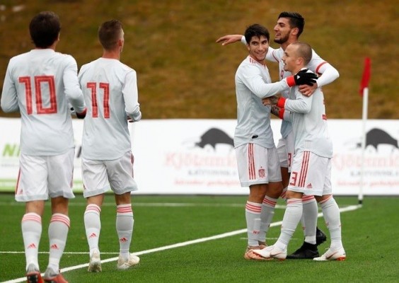 Carlos Soler marca de vaselina en la goleada de 'La Rojita' sobre Islandia