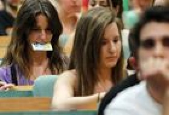 Educación prevé becar a uno de cada dos universitarios