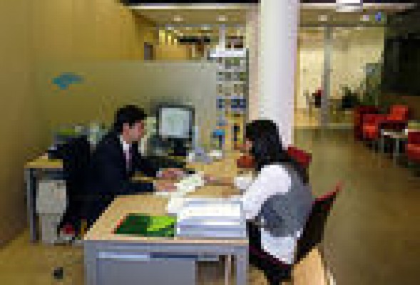<strong>RECORTES </strong><br />Las cajas han reducido sus plantillas en 23.450 empleados desde el inicio de la crisis