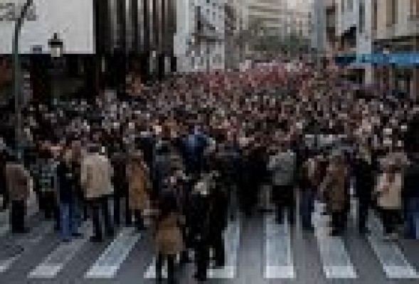 Unos 700 empleados protestan frente a la sede de Bankia en Valencia