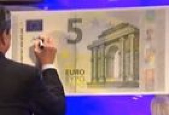 Draghi presenta los nuevos billetes de 5 euros que circularán en mayo