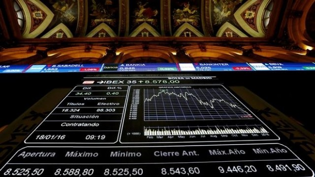 El Ibex 35 salva una sesión de idas y venidas pero no logra recuperar el 9.000