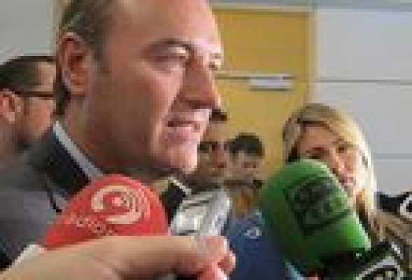 Fabra dice que en febrero deberá concretarse la venta del aeropuerto para que no se retrase su apertura