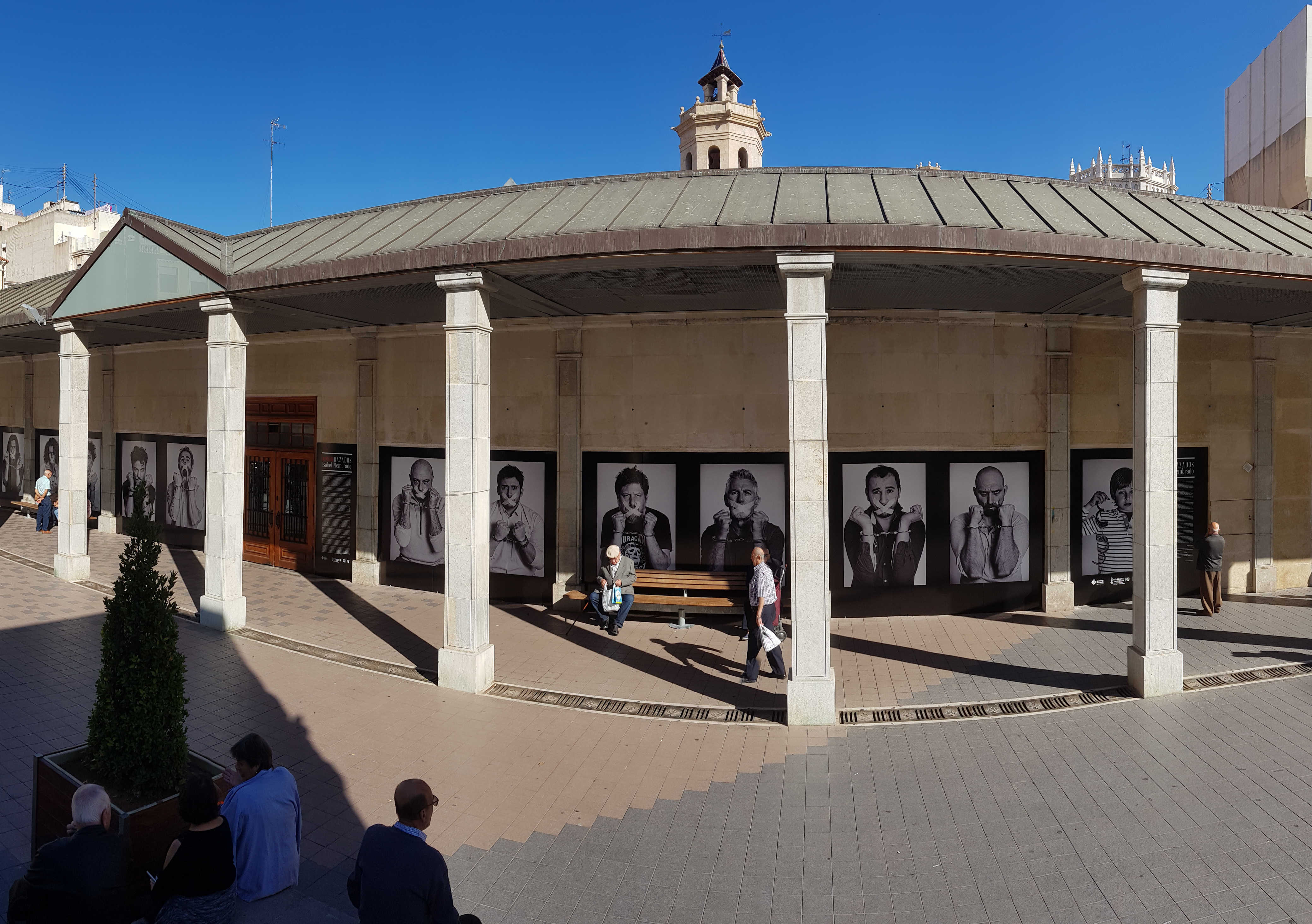 El Mercado Central toma el pulso al patriarcado y convierte su fachada en un espacio expositivo