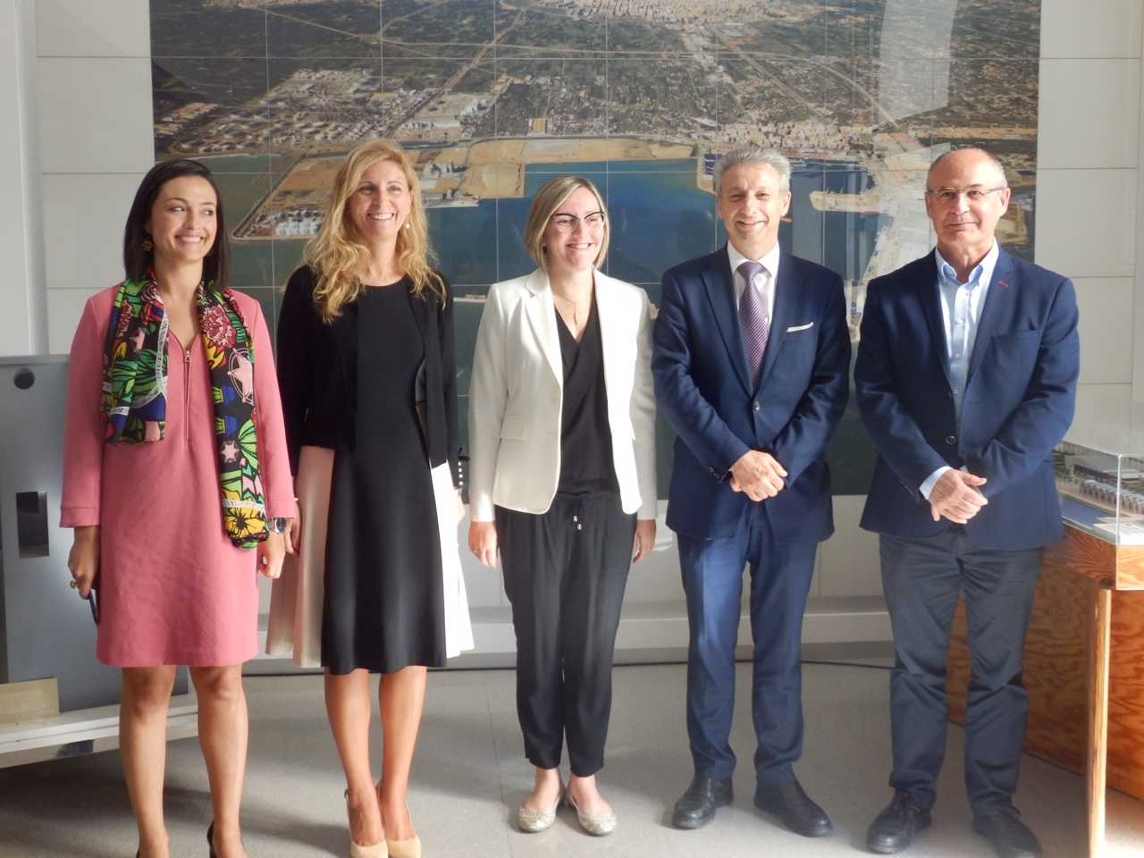 La nueva directora del puerto, Ana Ulloa, con Amparo Marco, María José Salvador, Francisco Toledo y Carlos Domingo, en la presentación del estudio de viabilidad. - 