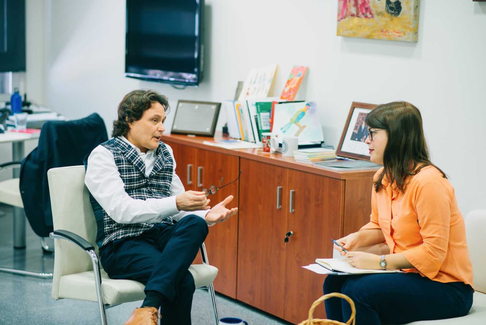 Kristin Suleng, durante una entrevista con el catedrático Jorge Garcés (KIKE TABERNER) - 